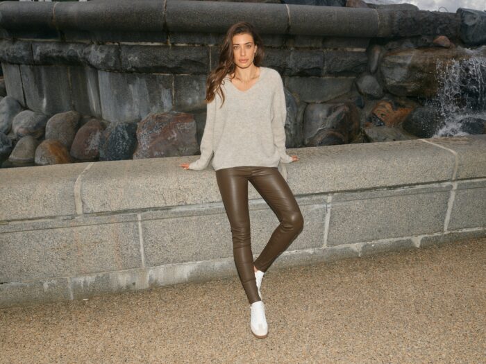 153900 Thora V-Neck Knit – 156940 MMLucia Stretch Leather Legging