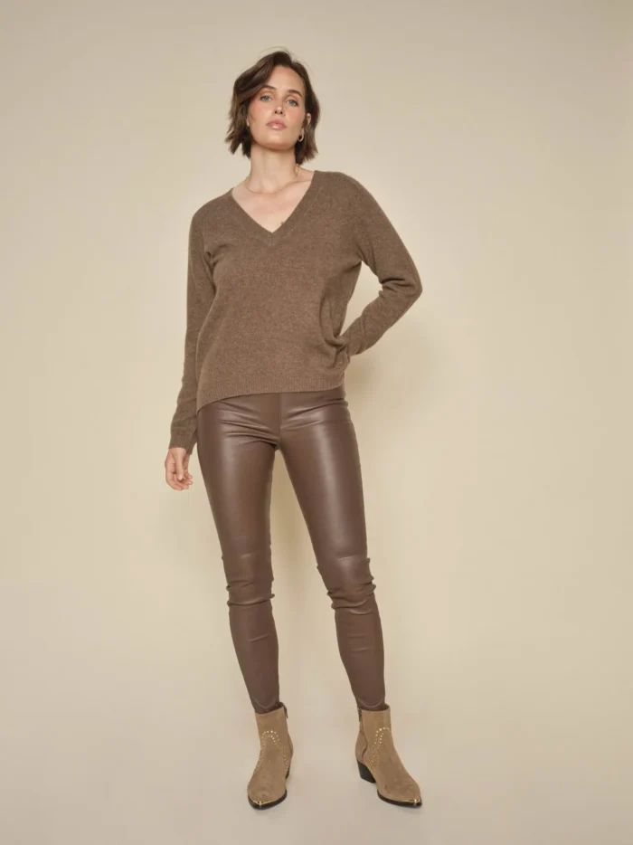156940785MMLuciaStretchLeatherLeggingRainDrum-150790785MMArlieCashmereVNeckKnitRainDrum-166520194MMAmosSuedeTrockBootDarkBeige.jpg